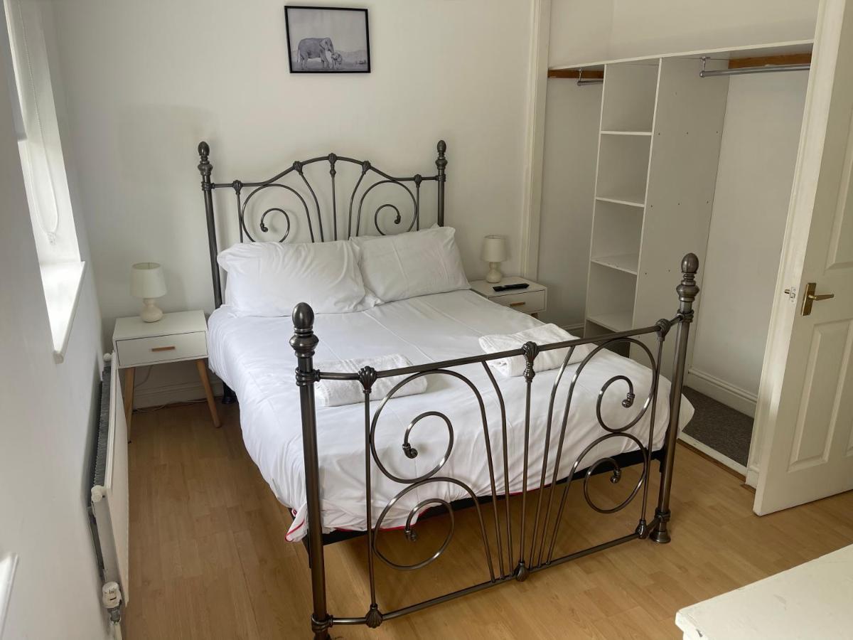 House Number 12 Sleeps Up To 4 With Smart Tvs In Every Room Wellington  Ngoại thất bức ảnh
