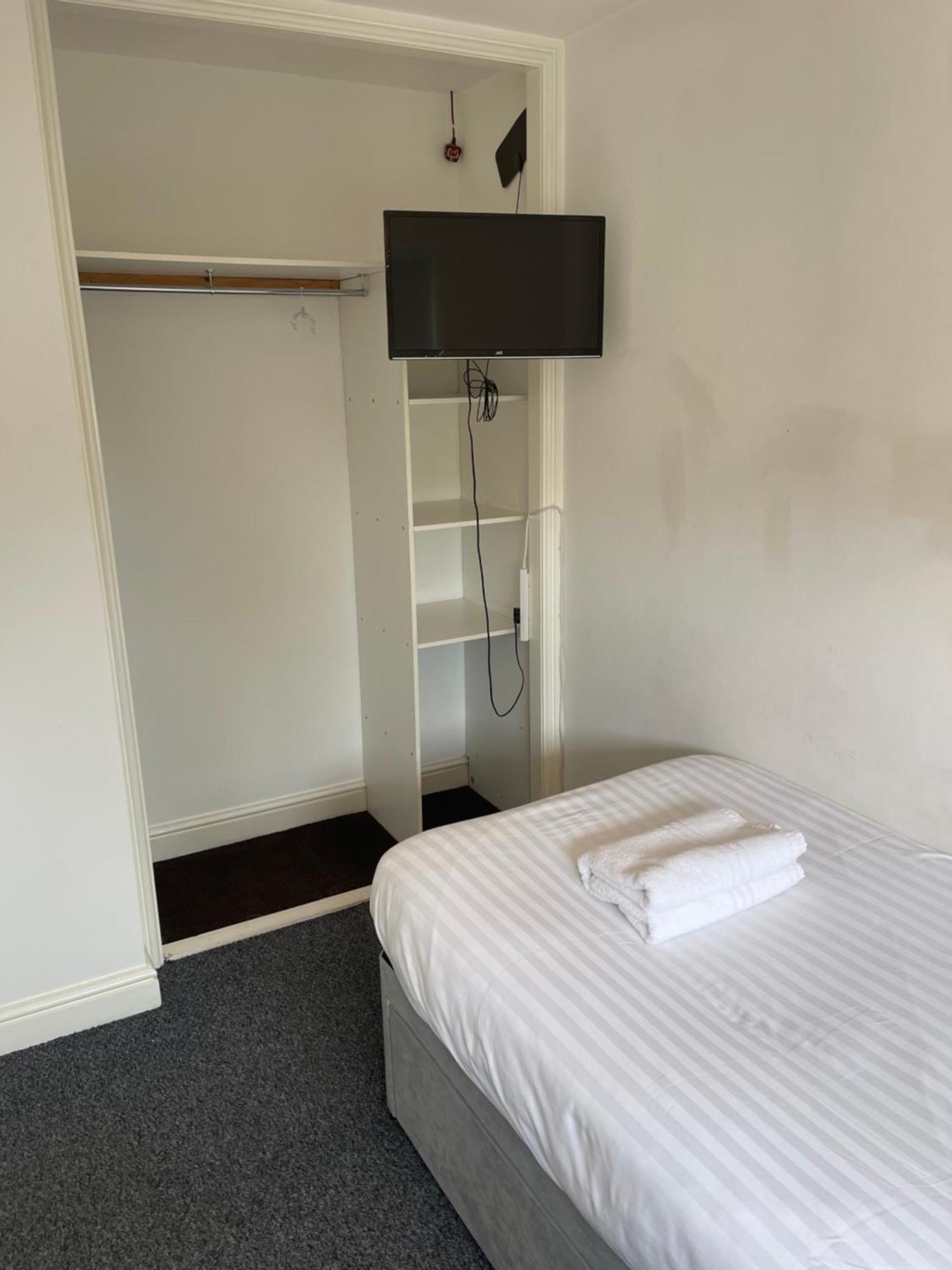 House Number 12 Sleeps Up To 4 With Smart Tvs In Every Room Wellington  Ngoại thất bức ảnh